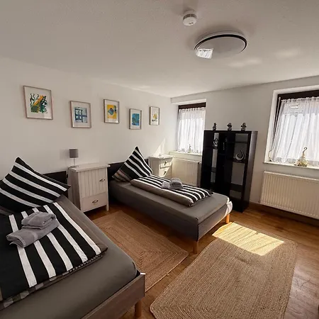 ARCOS Apartment - Geräumige 3-Zimmer-Wohnung mit 8 Einzelbetten - Perfekt für Familien, Gruppen oder Monteure